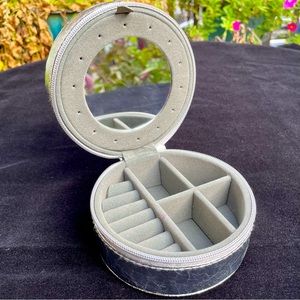 Nordstrom Round Travel Jewelry Organizer in Silver Gray